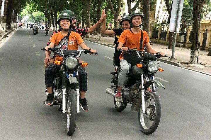 Hanoi mezza giornata con cibo + cultura + divertimento in motocicletta a Minsk