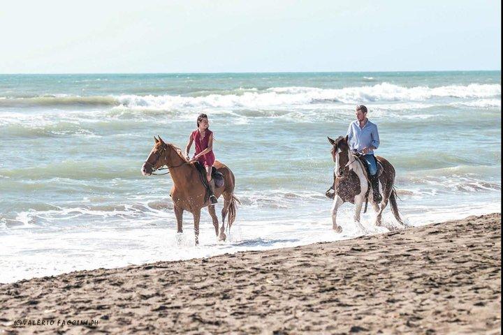 Roma: Paseos a caballo por la playa con aperitivo