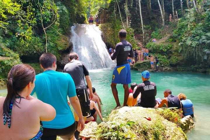 Blue Hole Falls & White River Tubing vanuit Falmouth, Jamaica