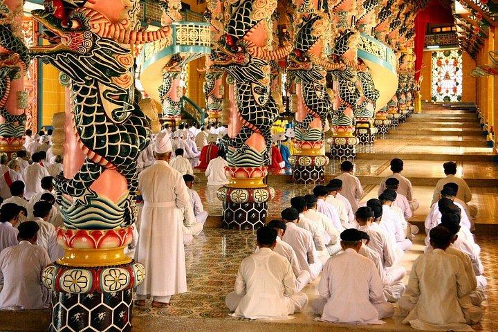 プライベート終日クチトンネルとカオダイ寺院