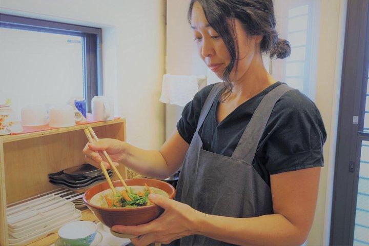 Classe de culinária japonesa privada em Hiroshima com a família de Machiko