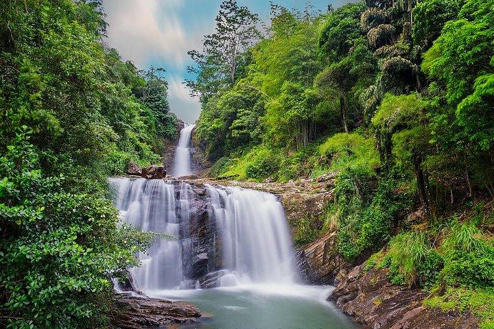Watervallen die van Kandy met Vakantielopers Sri Lanka jagen