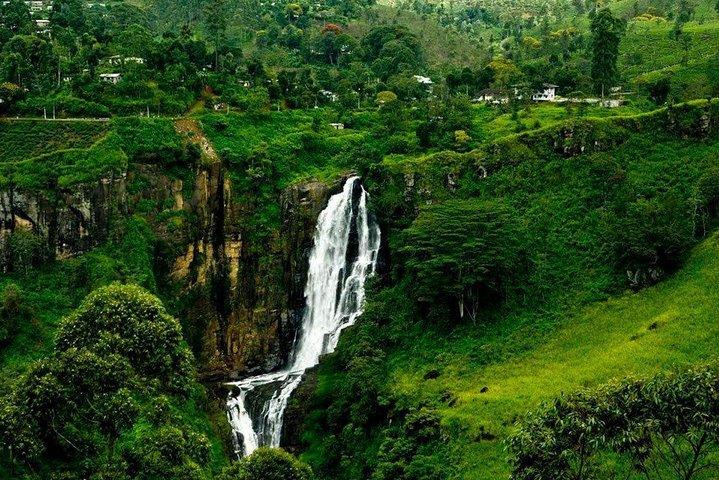 Watervallen die van Kandy met Vakantielopers Sri Lanka jagen