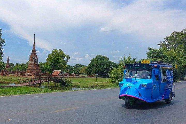 アユタヤの有名な寺院ツアーと水上マーケットと ATV 乗車