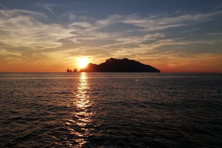 Tour privato in barca di 4 ore all'isola di Capri con degustazione di limoncello