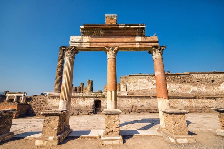 Pompeii and Herculaneum small group tour - skip the line