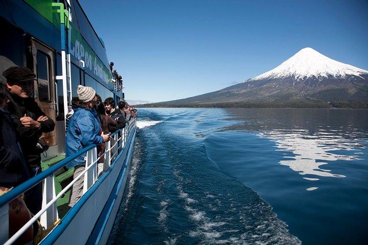 バリローチェからプエルトバラへのアンデスの湖を渡る旅