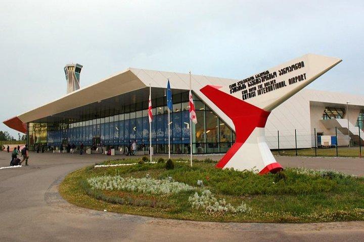 クタイシ空港からトビリシへの 24 時間年中無休のプライベート送迎