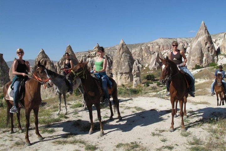 Cappadoce Coucher de soleil à cheval dans les vallées et les cheminées de fées