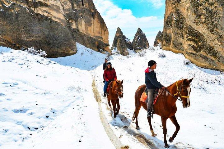 Cappadoce Coucher de soleil à cheval dans les vallées et les cheminées de fées