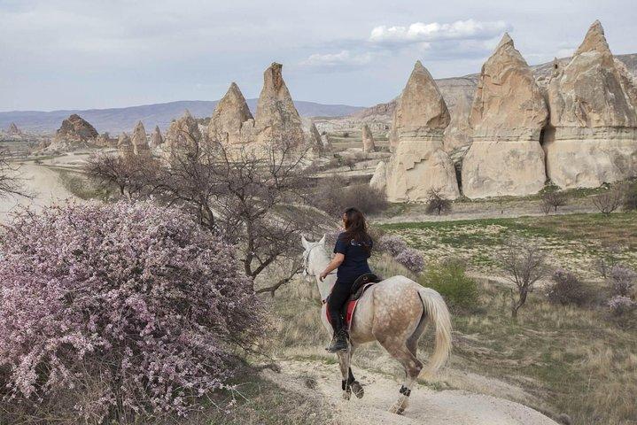 Cappadoce Coucher de soleil à cheval dans les vallées et les cheminées de fées