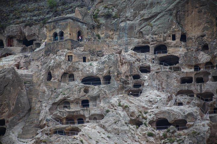 BORJOMI、RABATI、VARDZIA - トビリシからのグループツアー
