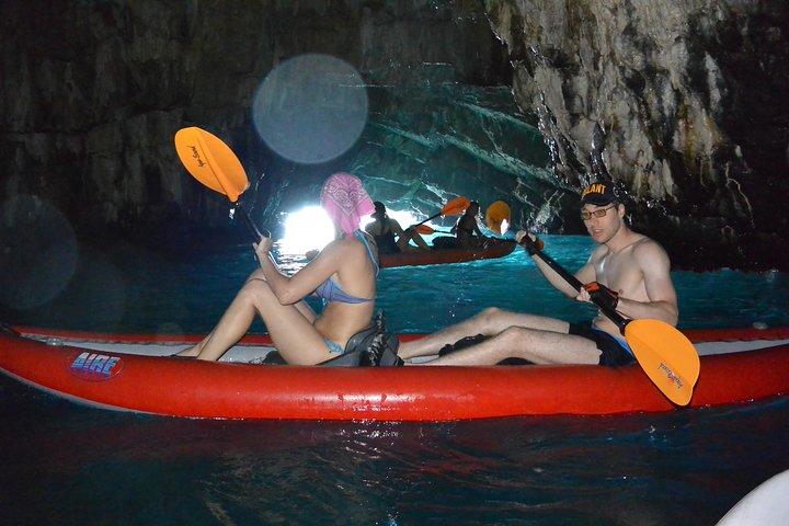 Halvdagstur til den blå grotte med kajak og snorkling fra Kotor