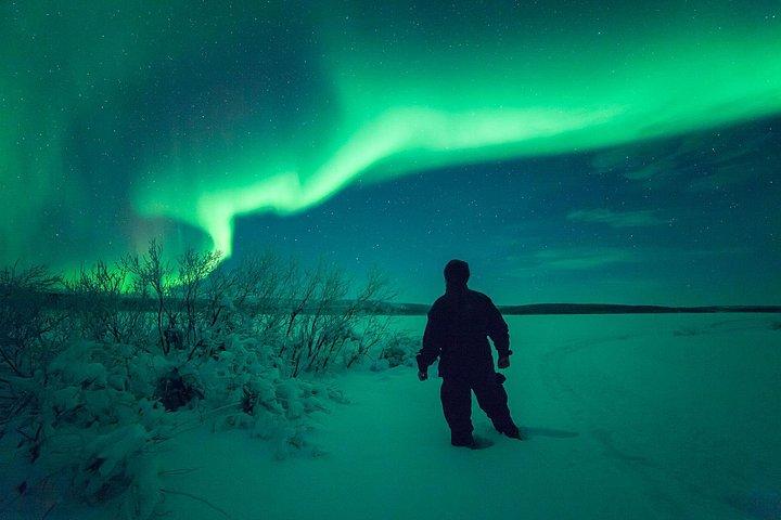 Caccia all'aurora boreale, compresi gli spuntini sul falò di Levi