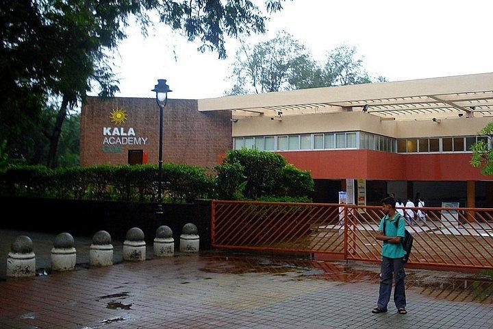 Walk through the heritage Campal neighbourhood (2 Hours Guided Walking Tour)
