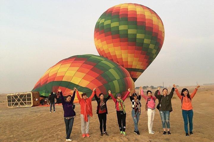Luftballontur over Dubai-ørkenen inklusive overførsler