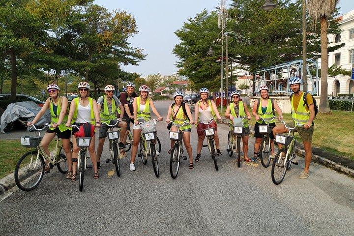 Excursão patrimonial completa em Penang George Town de bicicleta e Trishaw (metrô)