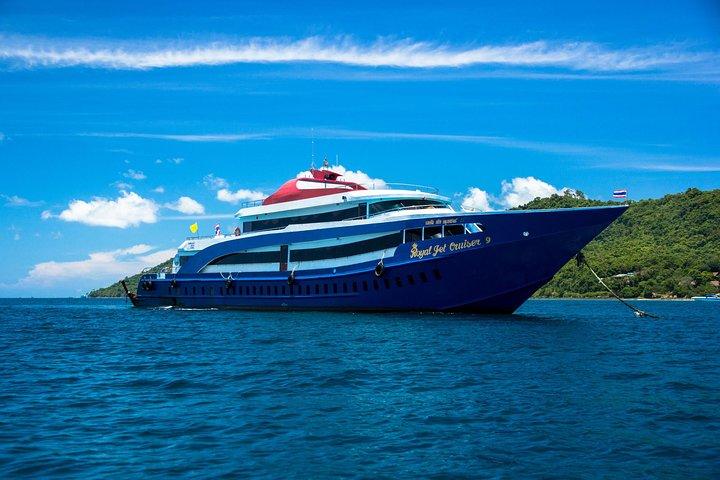 Islas Phi Phi en Royal Jet Cruiser : Excursión de un día con estilo con almuerzo