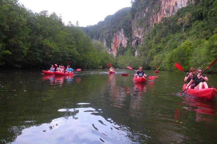 昼食付きクラビからのBan Bor Thor Kayaking 1日ツアー