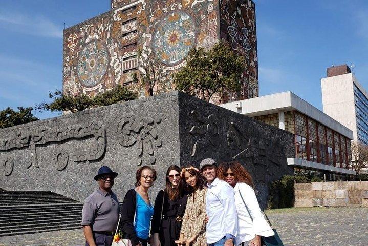 Komplet med PRIVADO, Frida Kahlo, Coyoacán, Xochimilco og Murales de la UNAM.