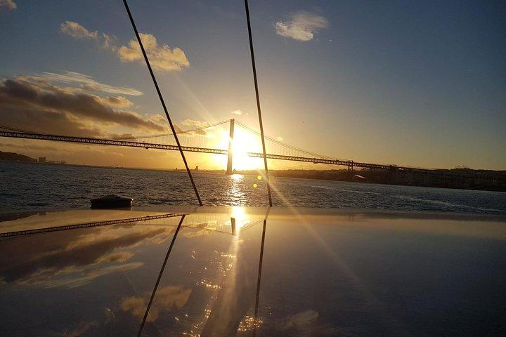 Lisbona: crociera al tramonto con bevande su uno yacht spazioso