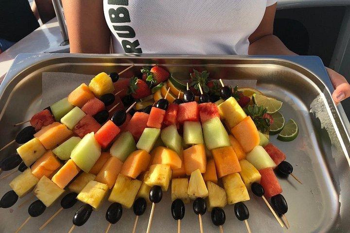 プレミアムカタマランモーニングセイル： シュノーケリング、ミモザ、ブランチ