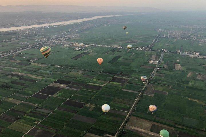 ルクソールの東岸と西岸への1日ツアー付きの日の出熱気球