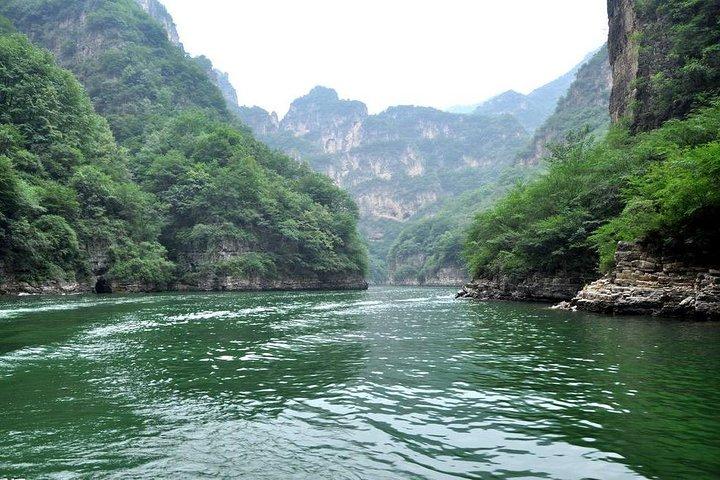 Longqingxia Gorge CruiseとBadaling Unrestored Great Wall Private Day Tour