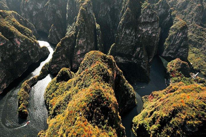 Longqingxia Gorge CruiseとBadaling Unrestored Great Wall Private Day Tour