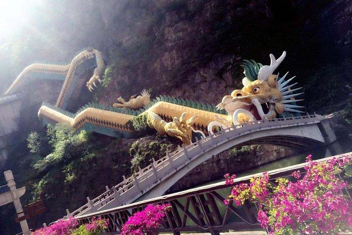 Longqingxia Gorge CruiseとBadaling Unrestored Great Wall Private Day Tour