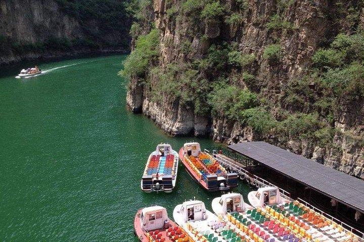 Longqingxia Gorge CruiseとBadaling Unrestored Great Wall Private Day Tour