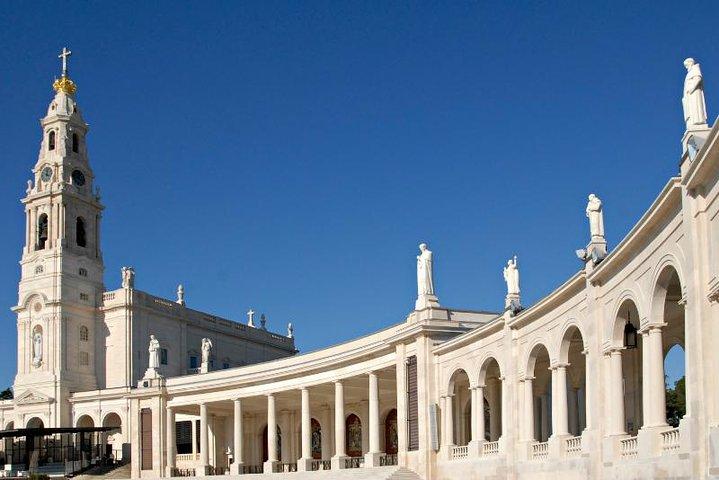 信仰と遺産：ファチマバタルハナザレとÓbidosリスボンからのプライベートツアー