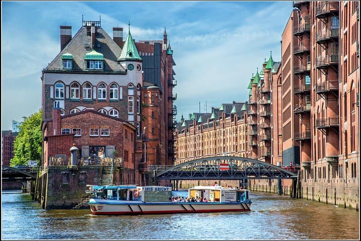 Hamburg Harbour Tour 1 hour – Speicherstadt & Hafen