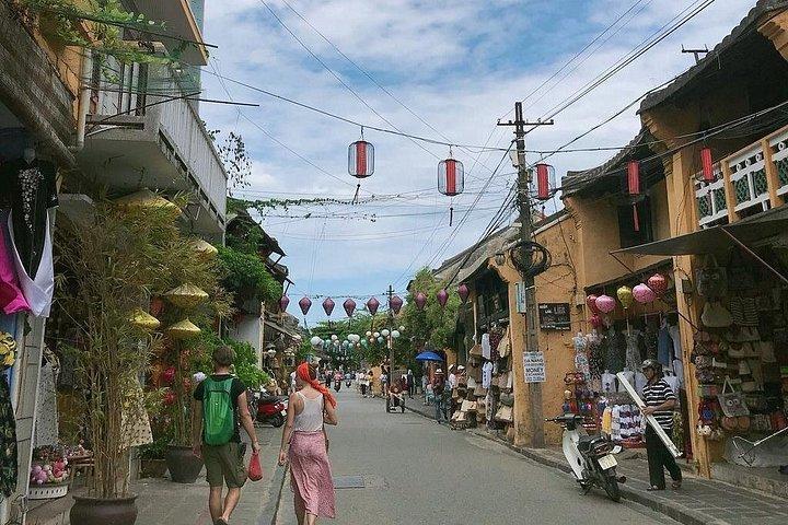 ホイアン古代都市-サンパンボートに乗って-夜市-ランタン