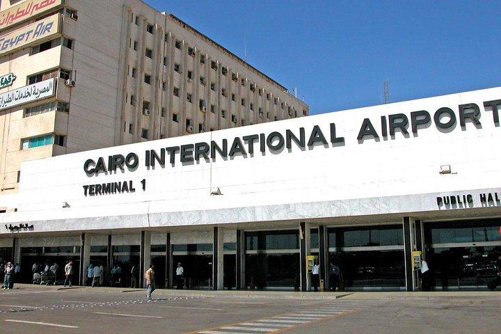 Privater Transfer vom Flughafen Kairo zu Hotels in Kairo oder Gizeh