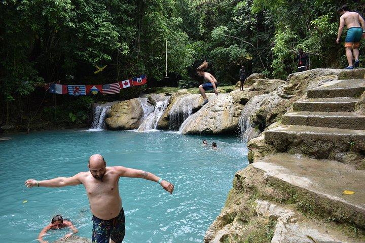 グランド パラディウムからのショッピング付き、ブルー ホールとシークレット フォールズの日帰り旅行