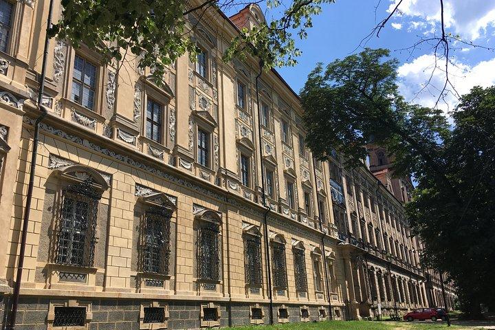 Sroda Slaskaの中世の王室の宝物とLubiazの印象的なシトーの修道院
