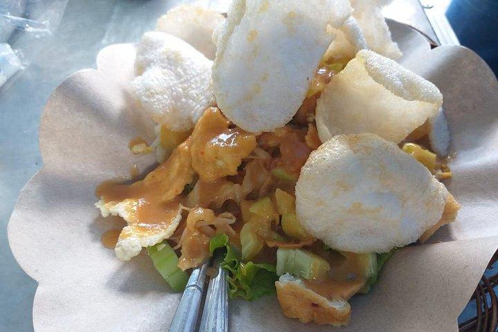 女性ドライバー / ユニークなインドネシアのストリート フードを味わう