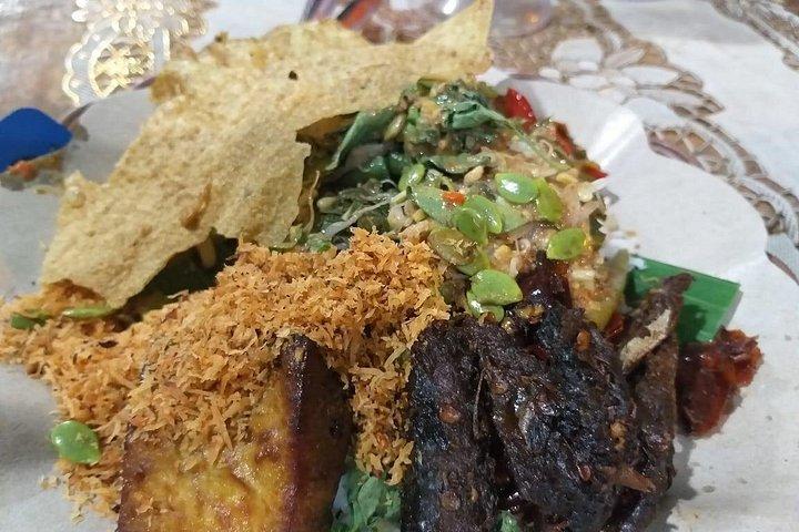 女性ドライバー / ユニークなインドネシアのストリート フードを味わう