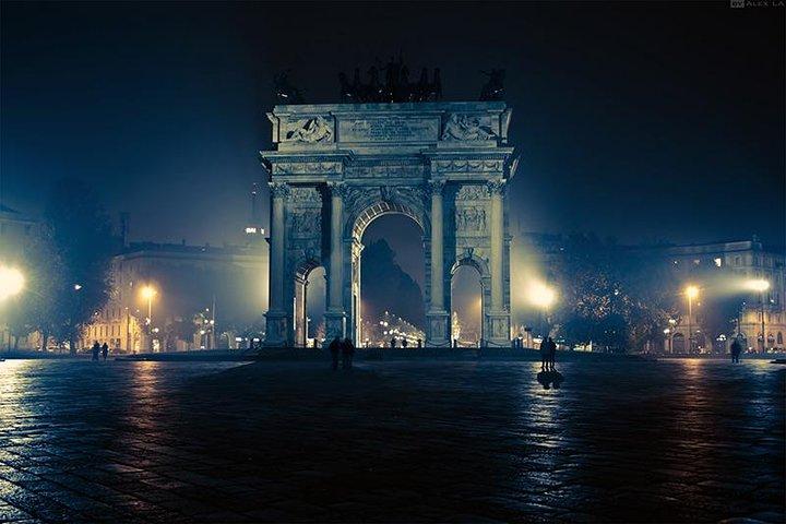 Milan private guided tour by night