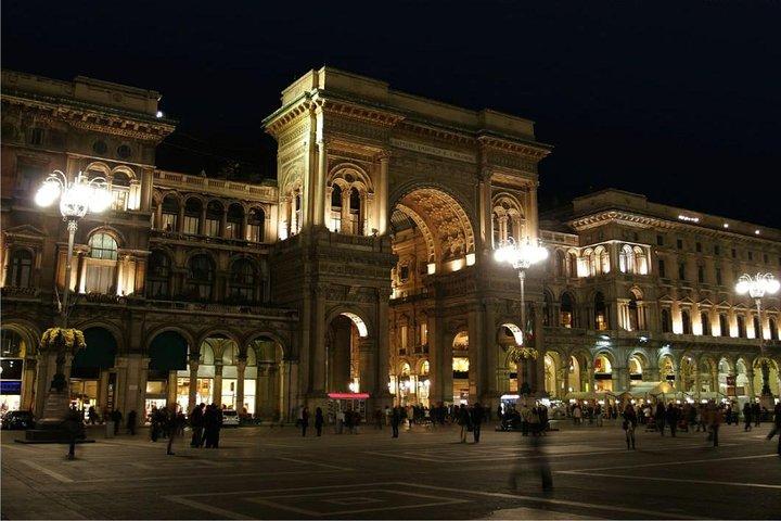 Milan private guided tour by night