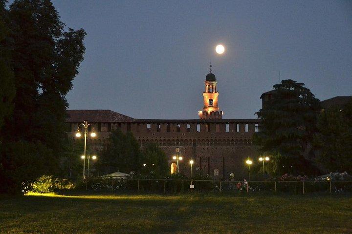 Milan private guided tour by night