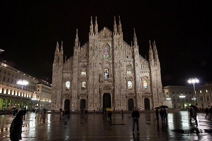 Milan private guided tour by night