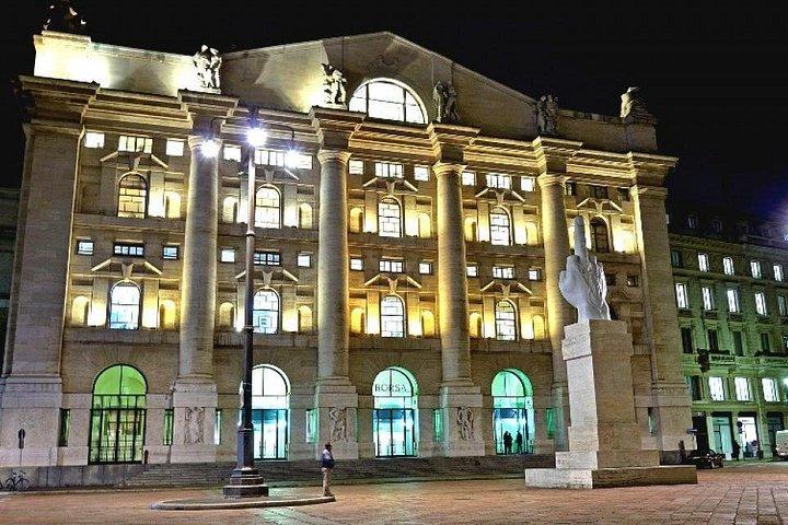Milan private guided tour by night