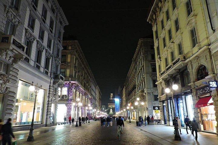 Milan private guided tour by night