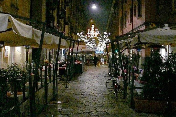 Milan private guided tour by night