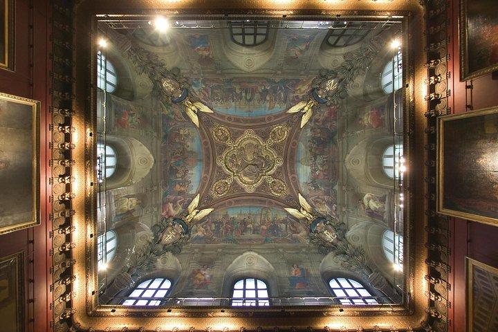 Louvre-Museum mit kleiner Gruppe