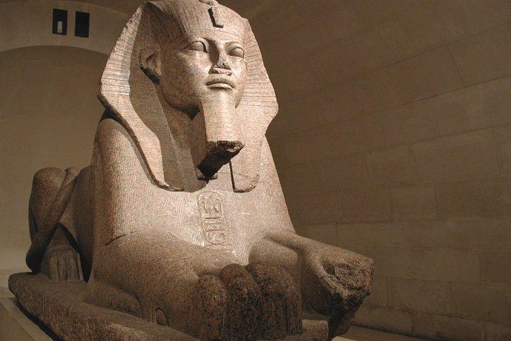 Louvre-Museum mit kleiner Gruppe