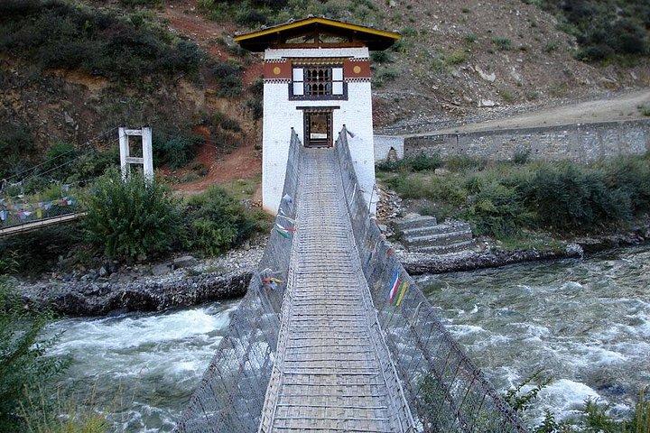 ブータンツアー：パロ、タクツァン修道院、ティンプー