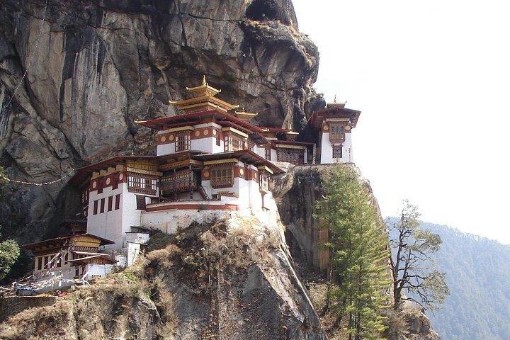 ブータンツアー：パロ、タクツァン修道院、ティンプー